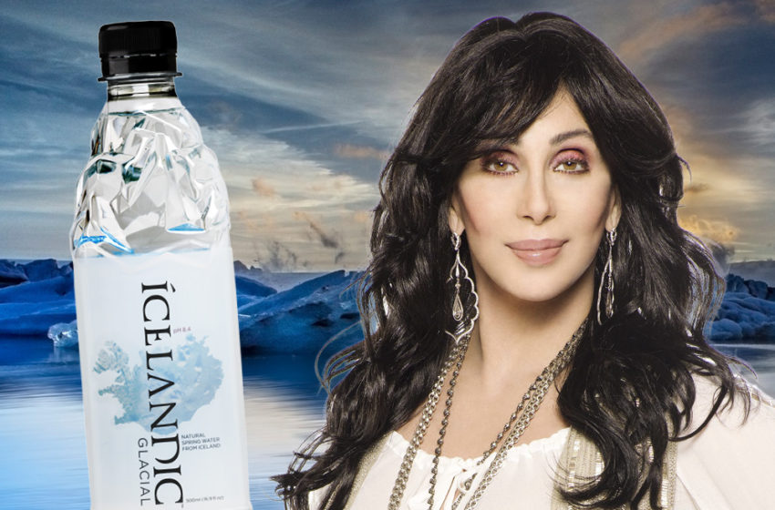 Cher og Icelandic Glacial senda 180.000 vatnsflöskur til Flint
